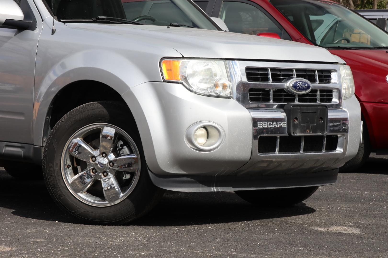 2012 SILVER FORD ESCAPE Limited FWD (1FMCU0EG2CK) with an 3.0L V6 DOHC 24V engine, 6-SPEED AUTOMATIC transmission, located at 420 E. Kingsbury St., Seguin, TX, 78155, (830) 401-0495, 29.581060, -97.961647 - Photo#2